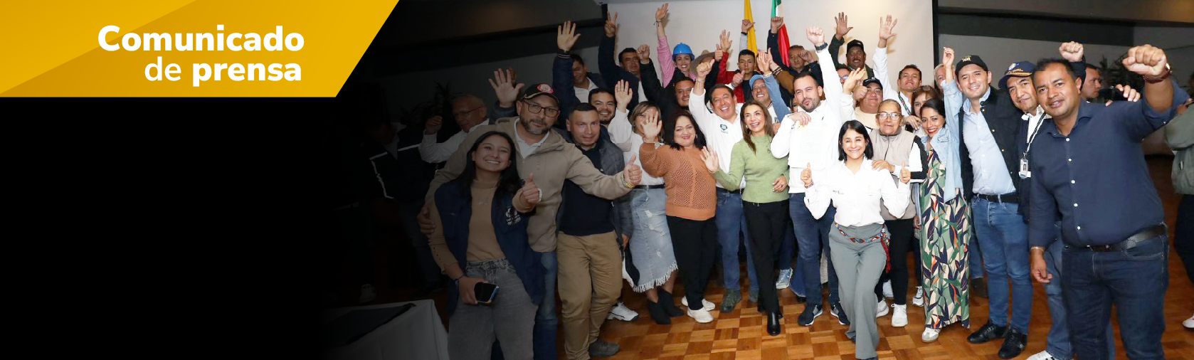 Imagen de un grupo de personas felices saludando a la cámara