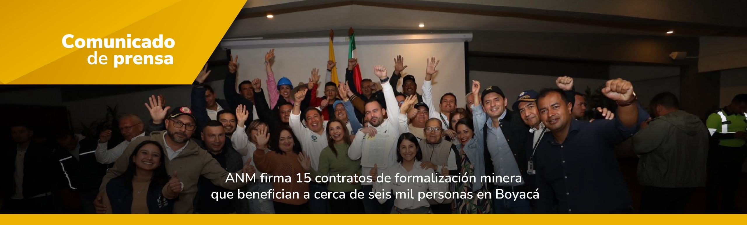 Imagen de un grupo de personas felices saludando a la cámara