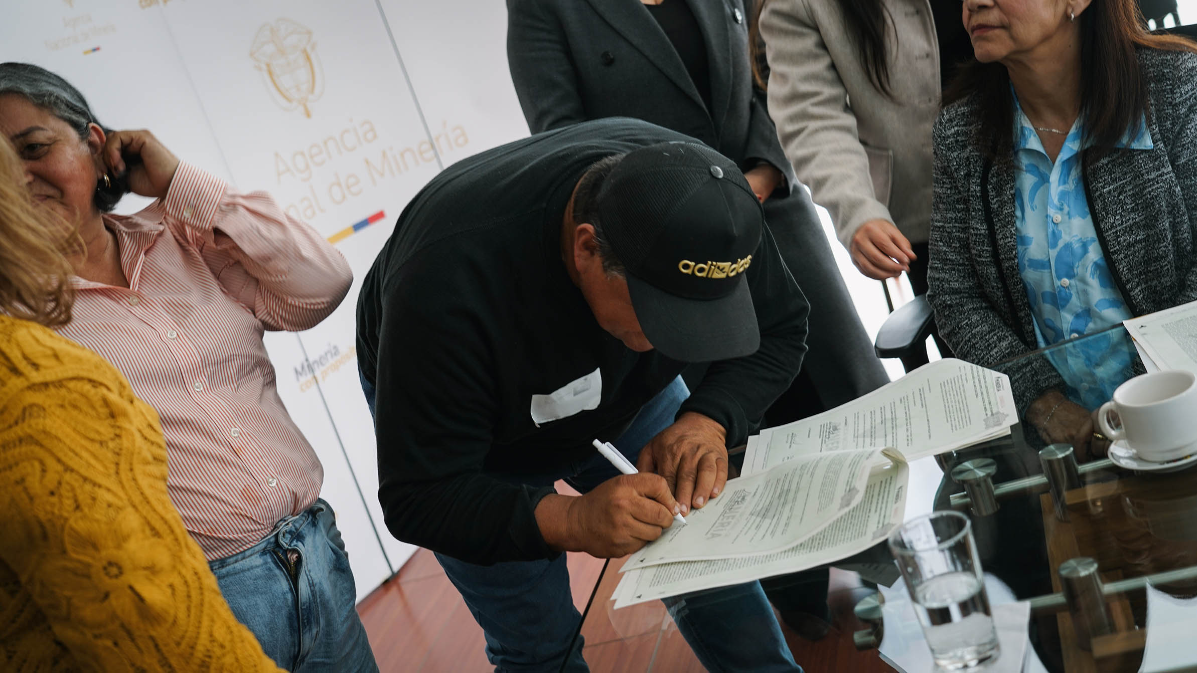 Entrega de contratos para la formalización de pequeños mineros en Huila, Antioquia y La Guajira.
