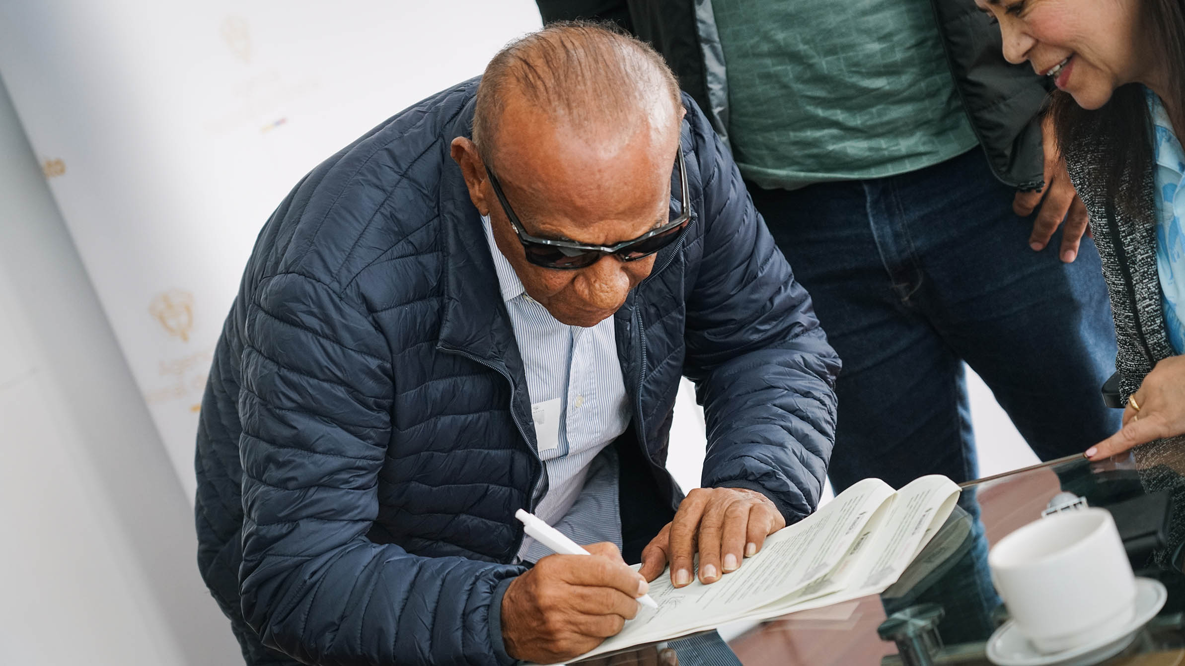 Entrega de contratos para la formalización de pequeños mineros en Huila, Antioquia y La Guajira.
