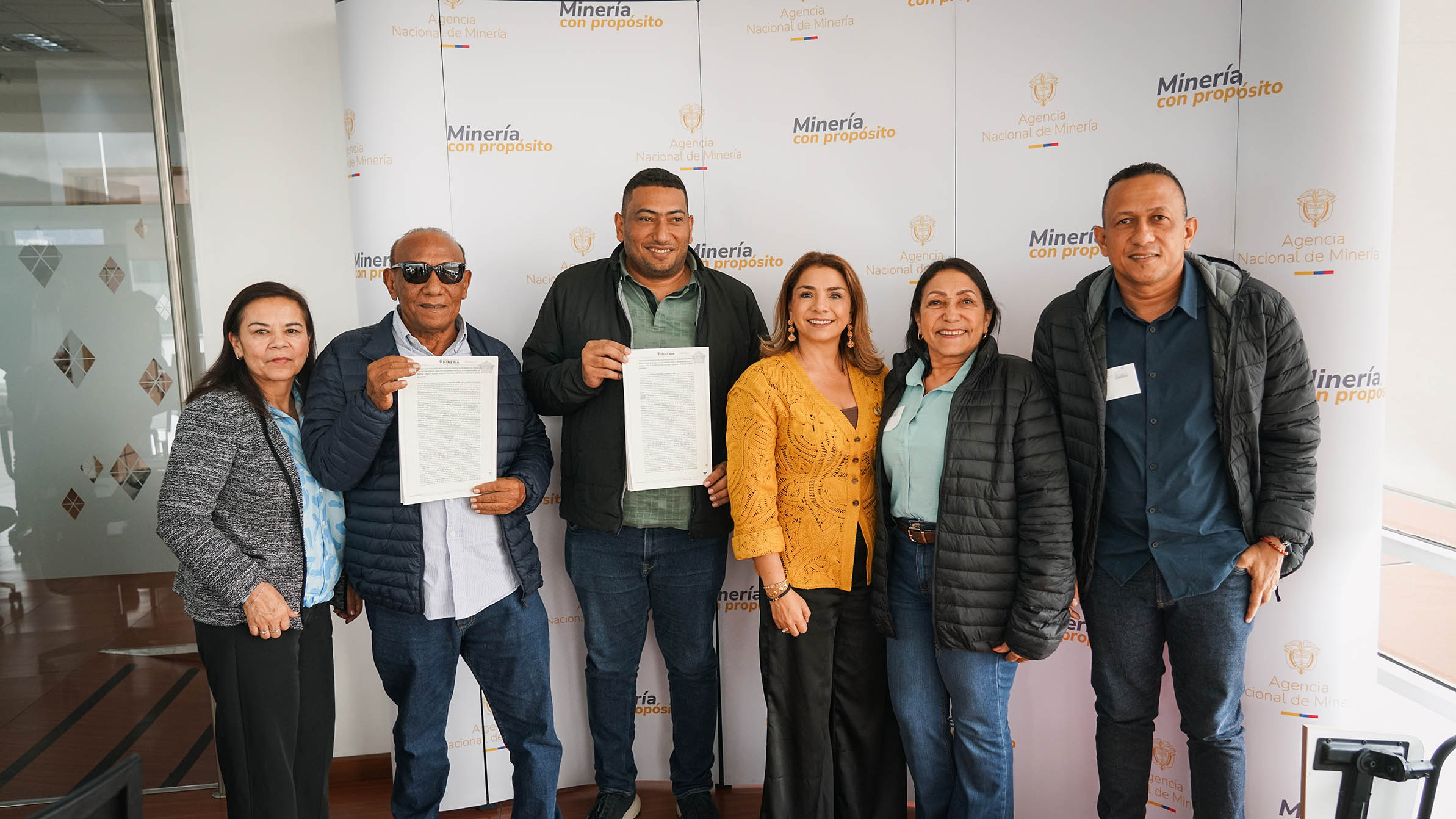 Entrega de contratos para la formalización de pequeños mineros en Huila, Antioquia y La Guajira.
