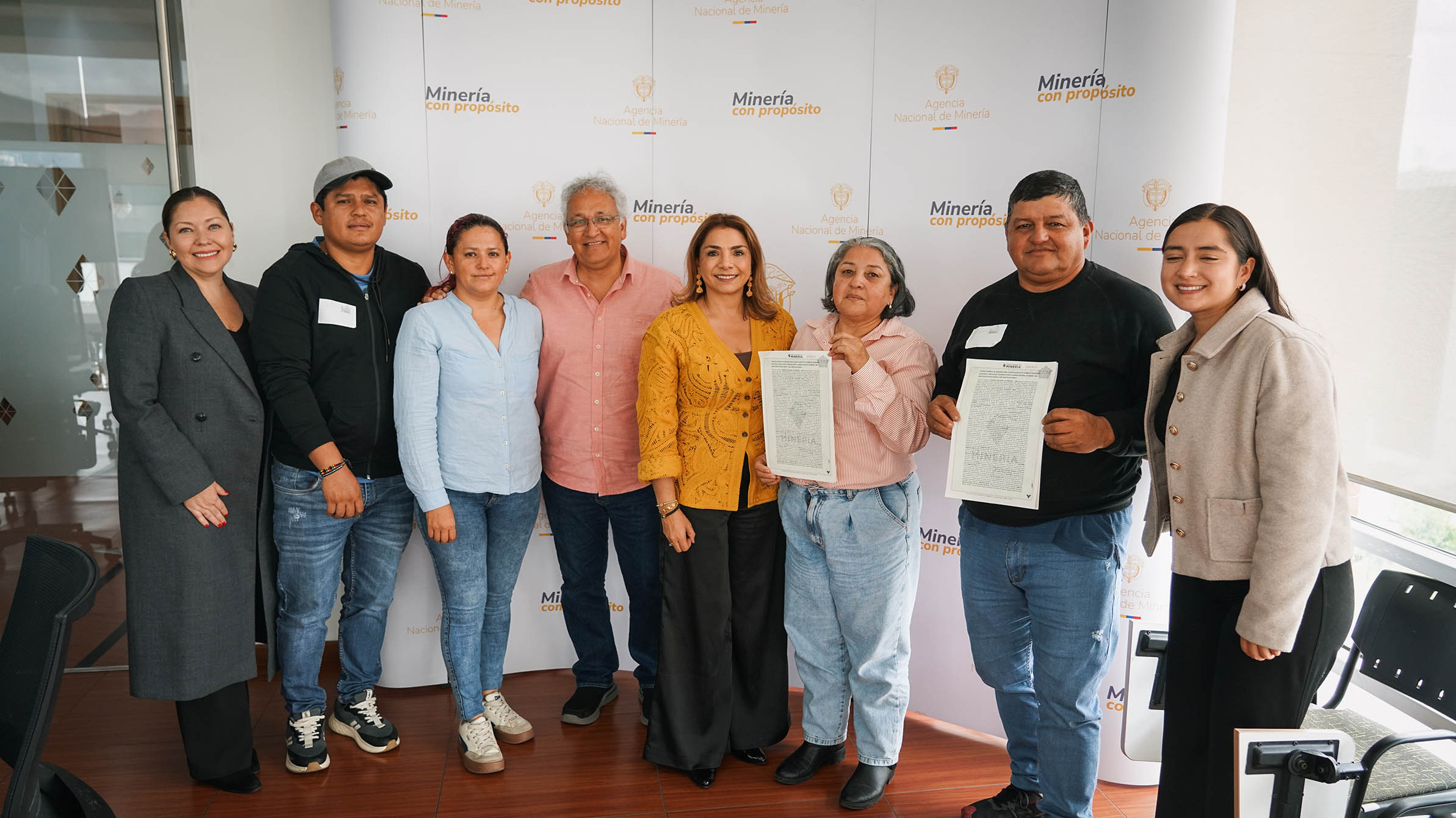 Entrega de contratos para la formalización de pequeños mineros en Huila, Antioquia y La Guajira.
