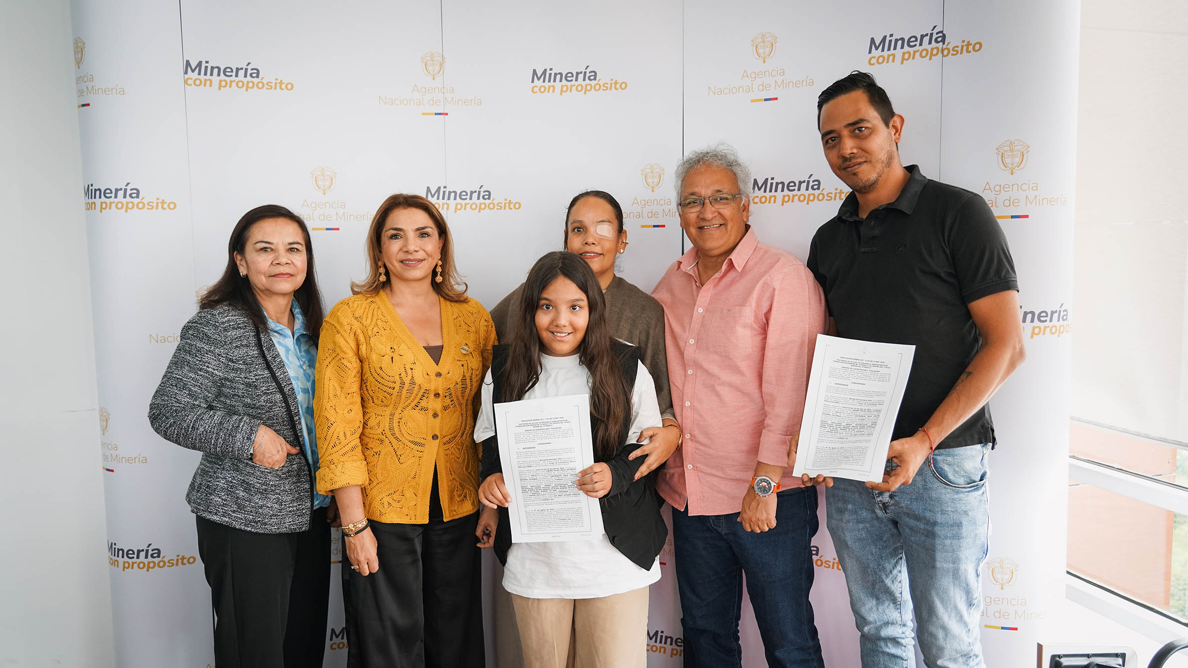 Entrega de contratos para la formalización de pequeños mineros en Huila, Antioquia y La Guajira.

