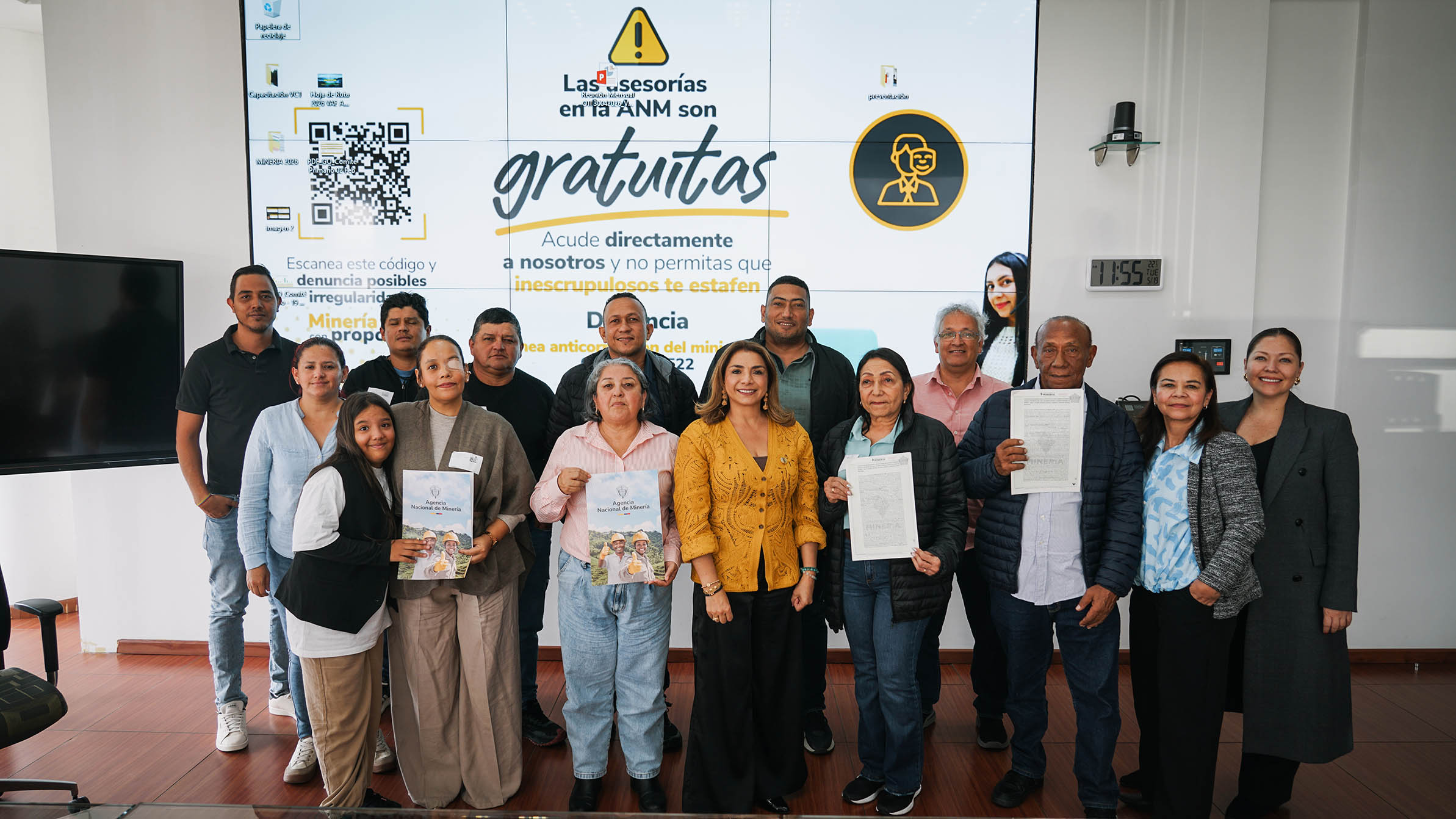 Entrega de contratos para la formalización de pequeños mineros en Huila, Antioquia y La Guajira.
