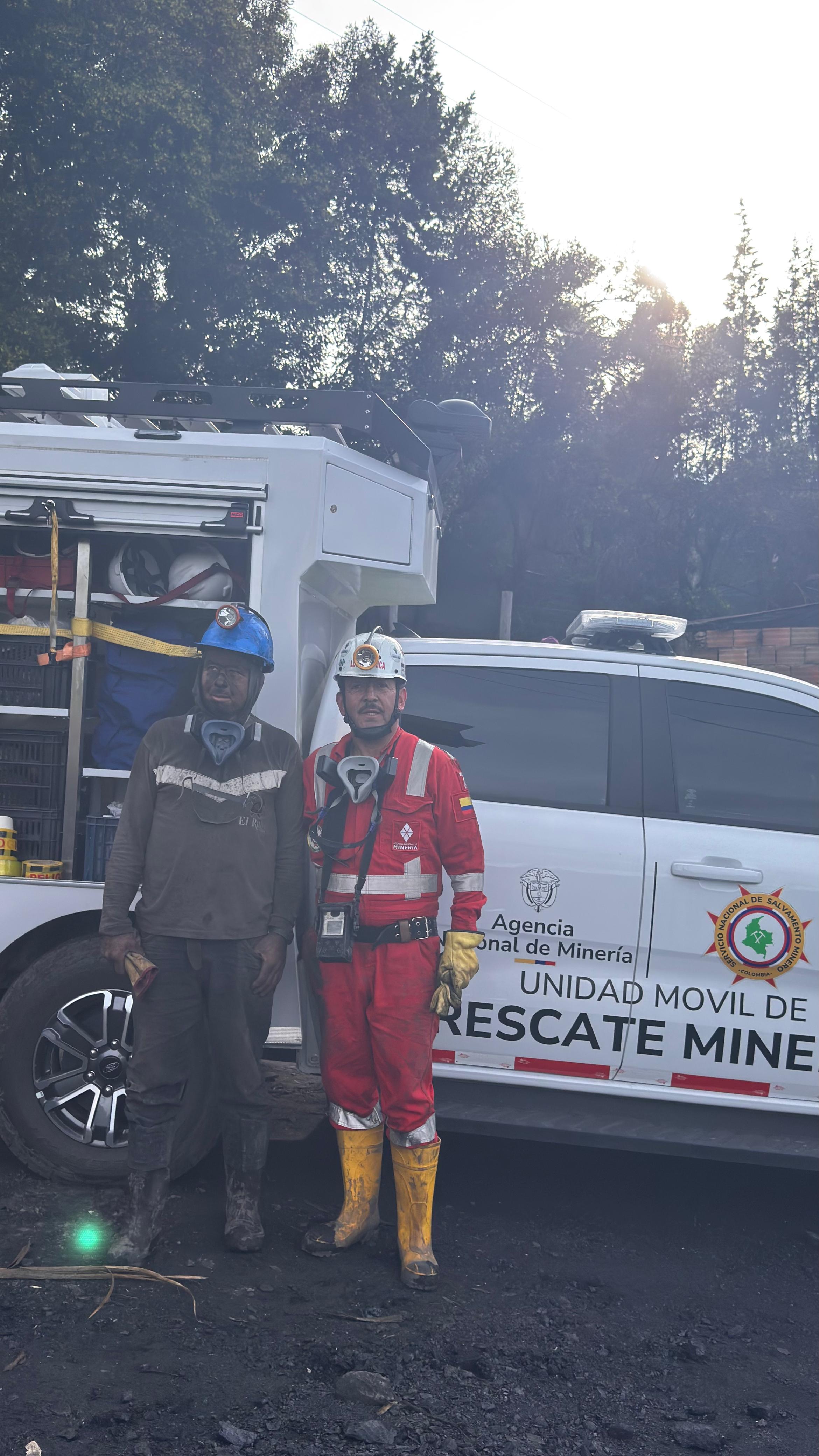 Rescate exitoso en Tausa: dos mineros fueron evacuados con vida e ilesos.  