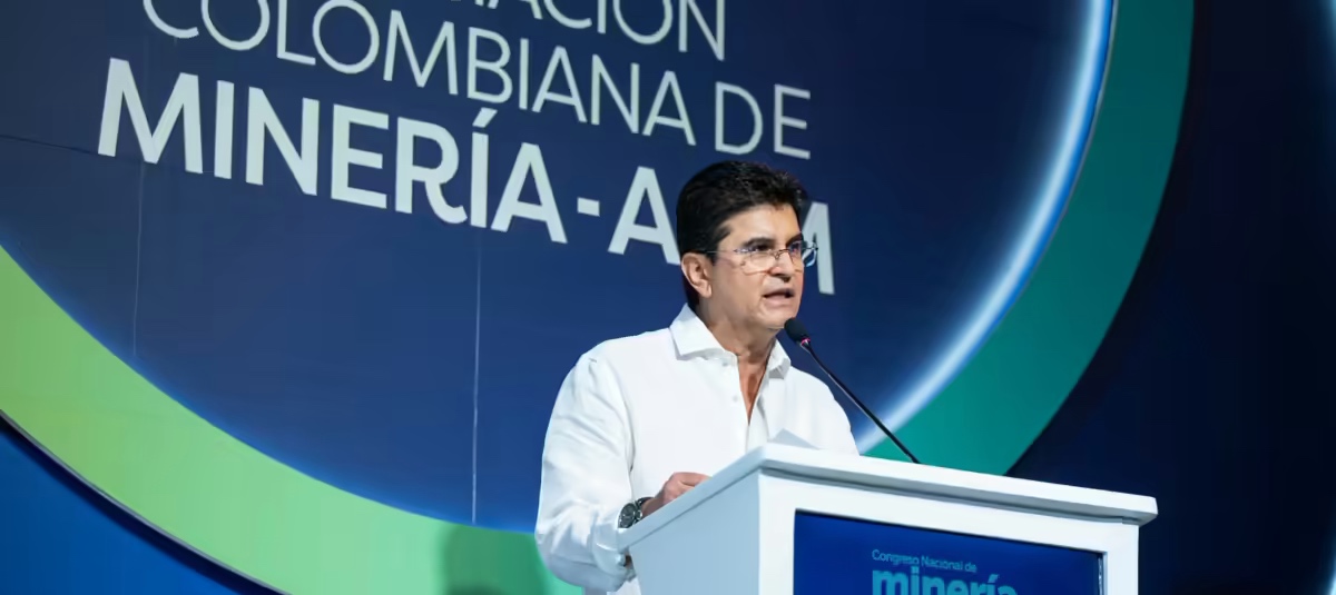 Hamyr hablando al público 