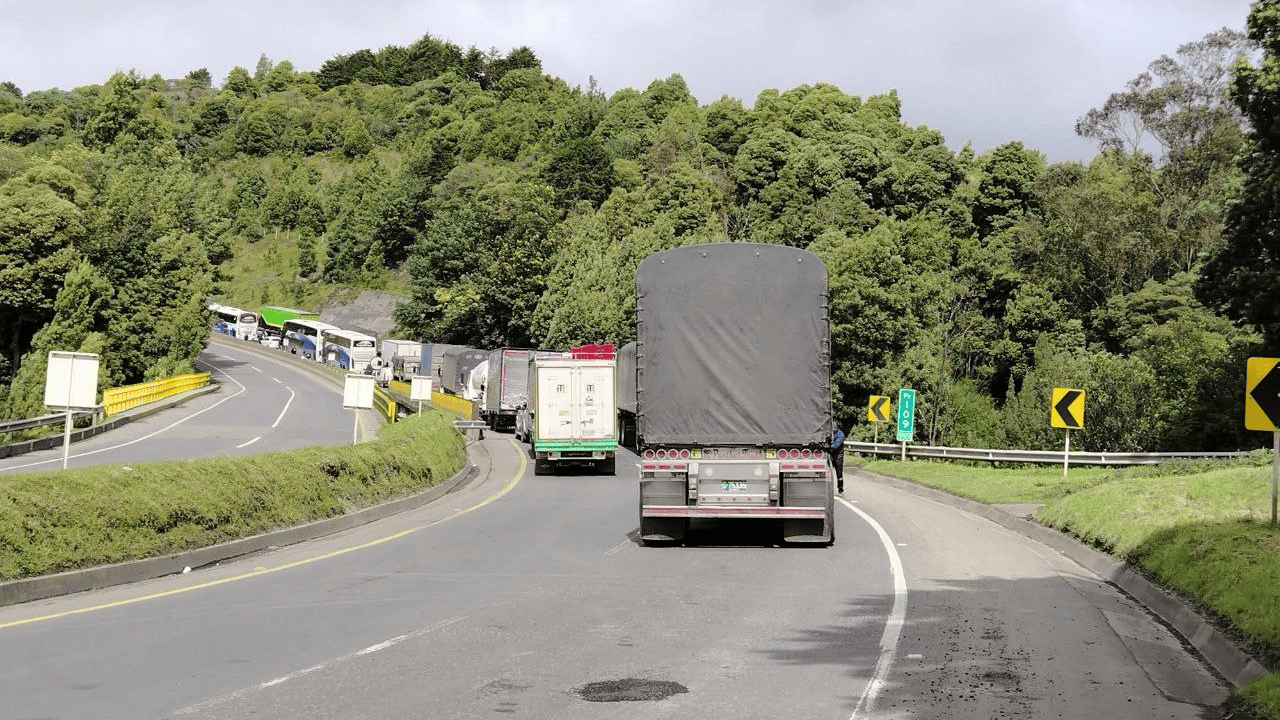 Camiones en una carretera