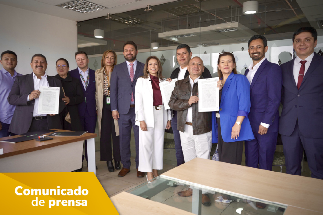 Personas posando de frente con los beneficios