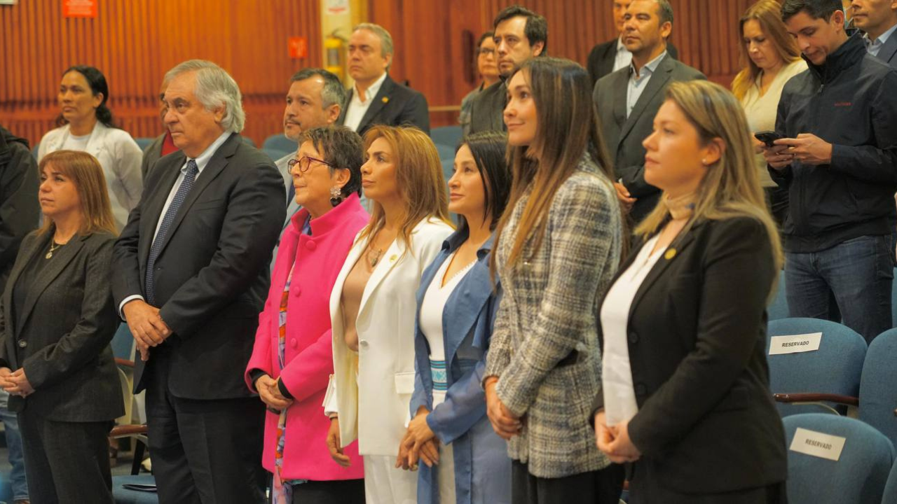 Personas de pie