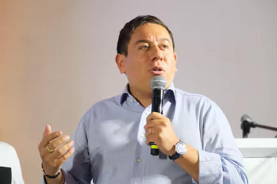 Persona hablando en un micrófono