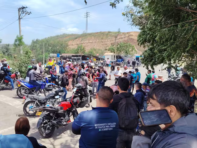 Muchas motos y personas en una carretera