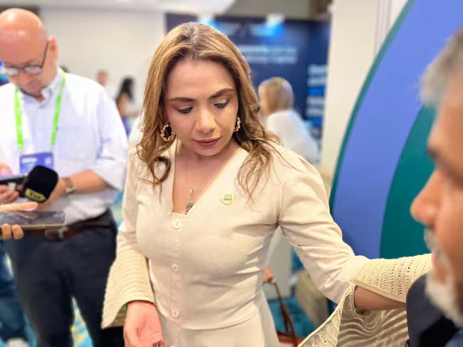 La presidenta saludando una persona