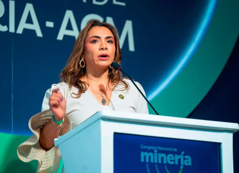 la presidenta hablando al público