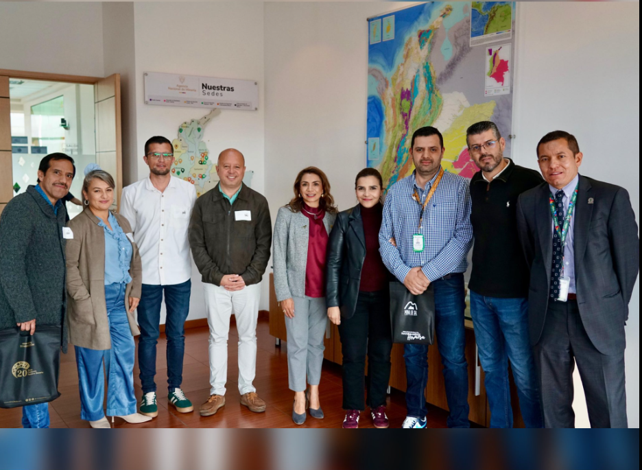 La presidenta de la ANM posando para la foto con otras personas